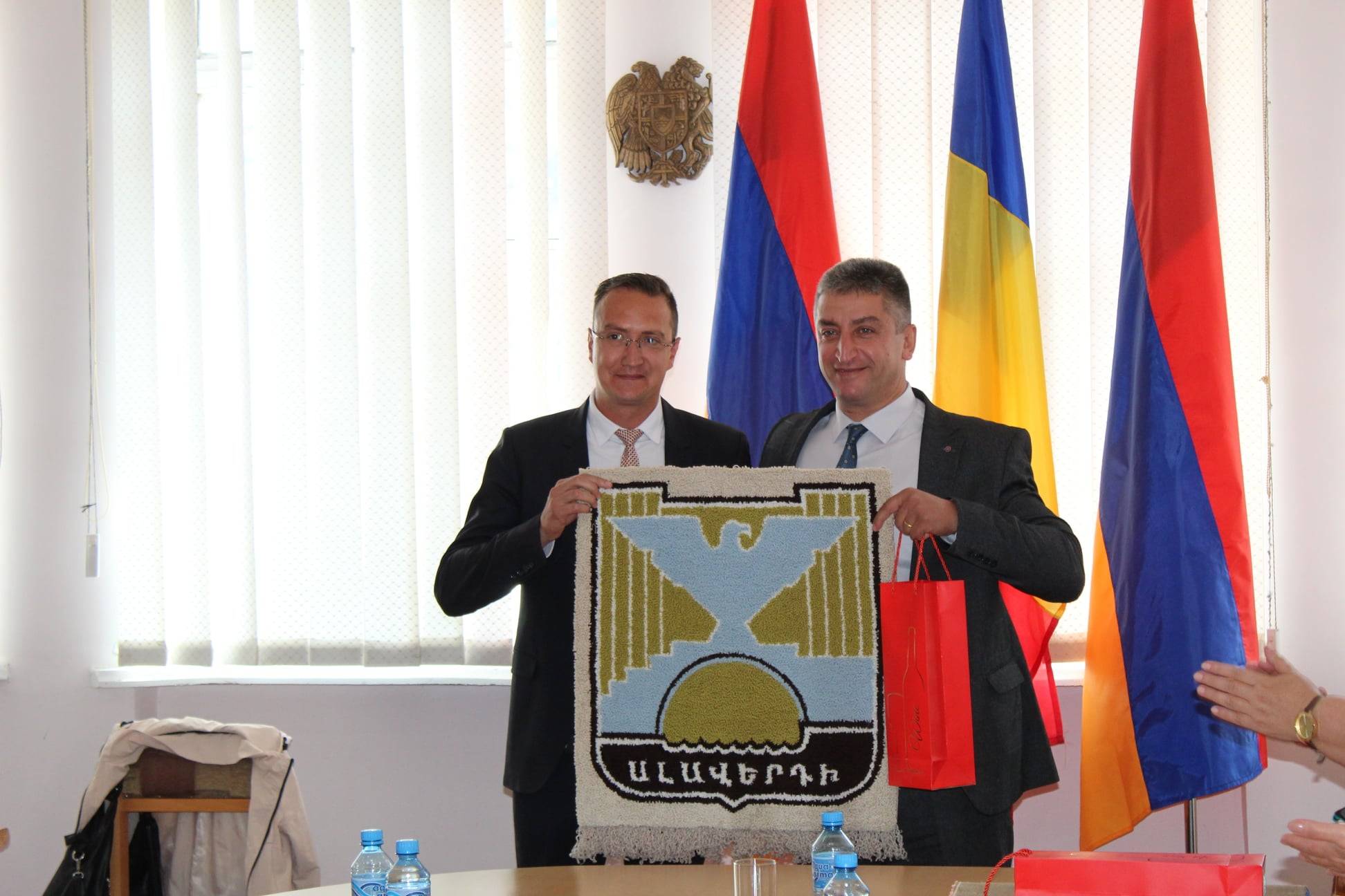 Ամբողջ ալբոմ