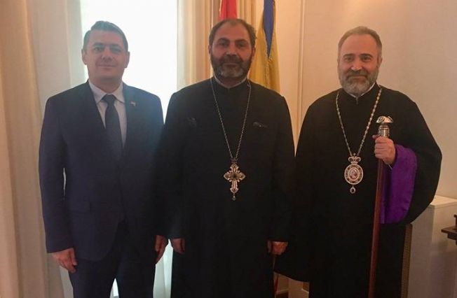 Ambasadorul Minasyan i-a primit pe Preasfințitul Părinte Episcop Tatev Hakobyan și pe Preasfinția Sa Părintele Babken Salbiyan